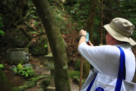 グラムガードナー氏とダウジングツアー_鞍馬のエネルギー測定2
